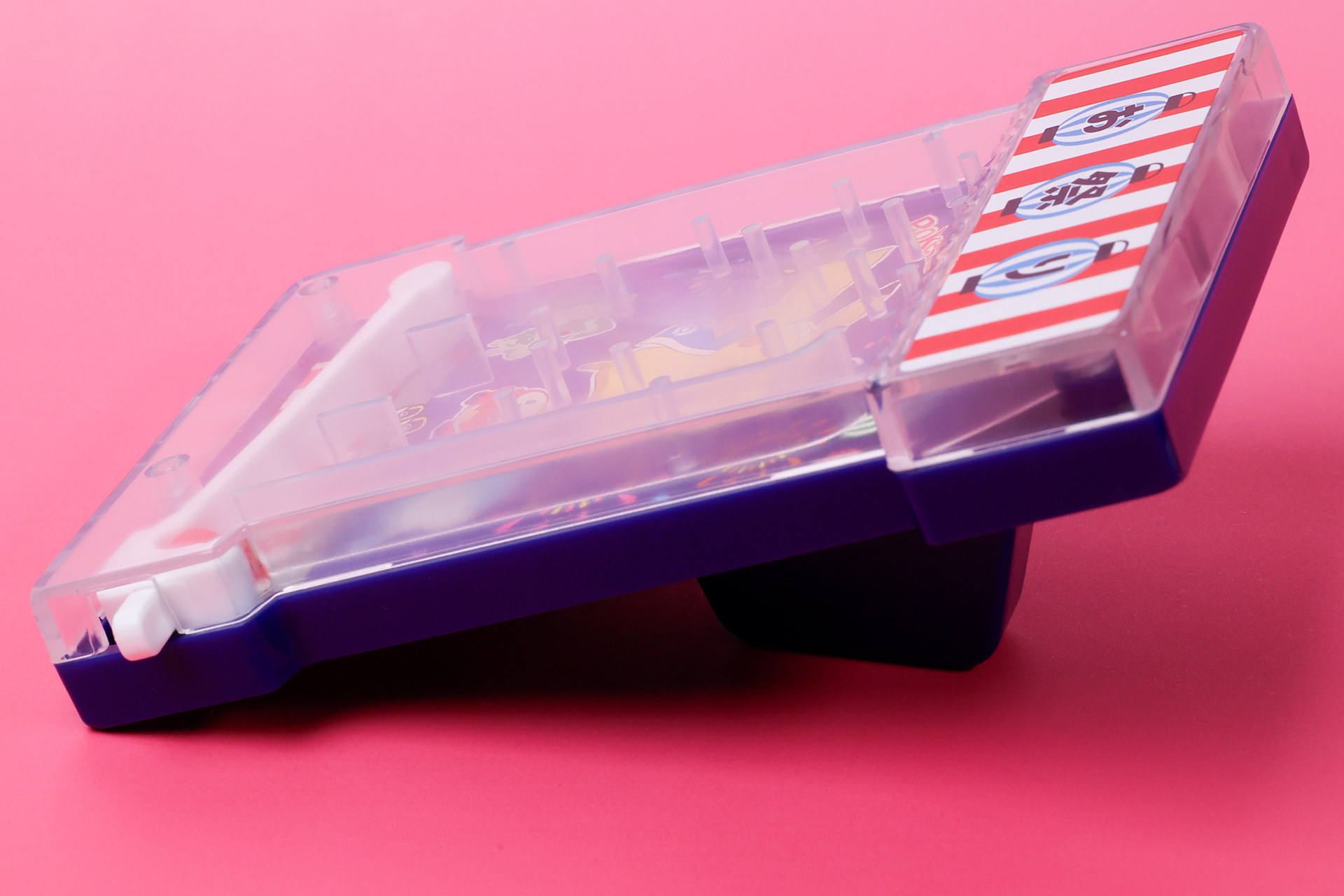 このように、ある程度角度が付くように足が付けられている