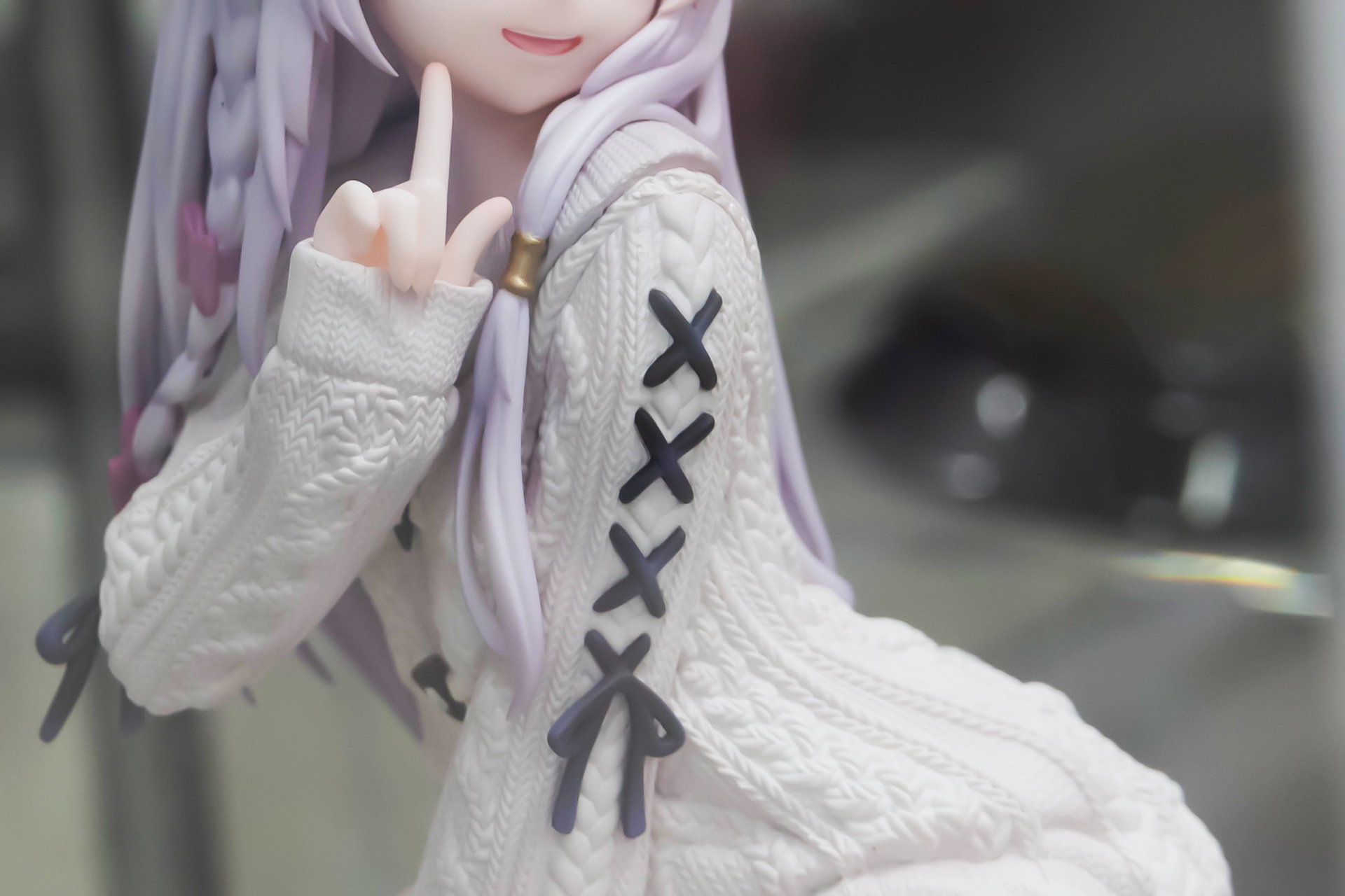 ニットワンピースは、アクセントとして紺色の紐が付けられている