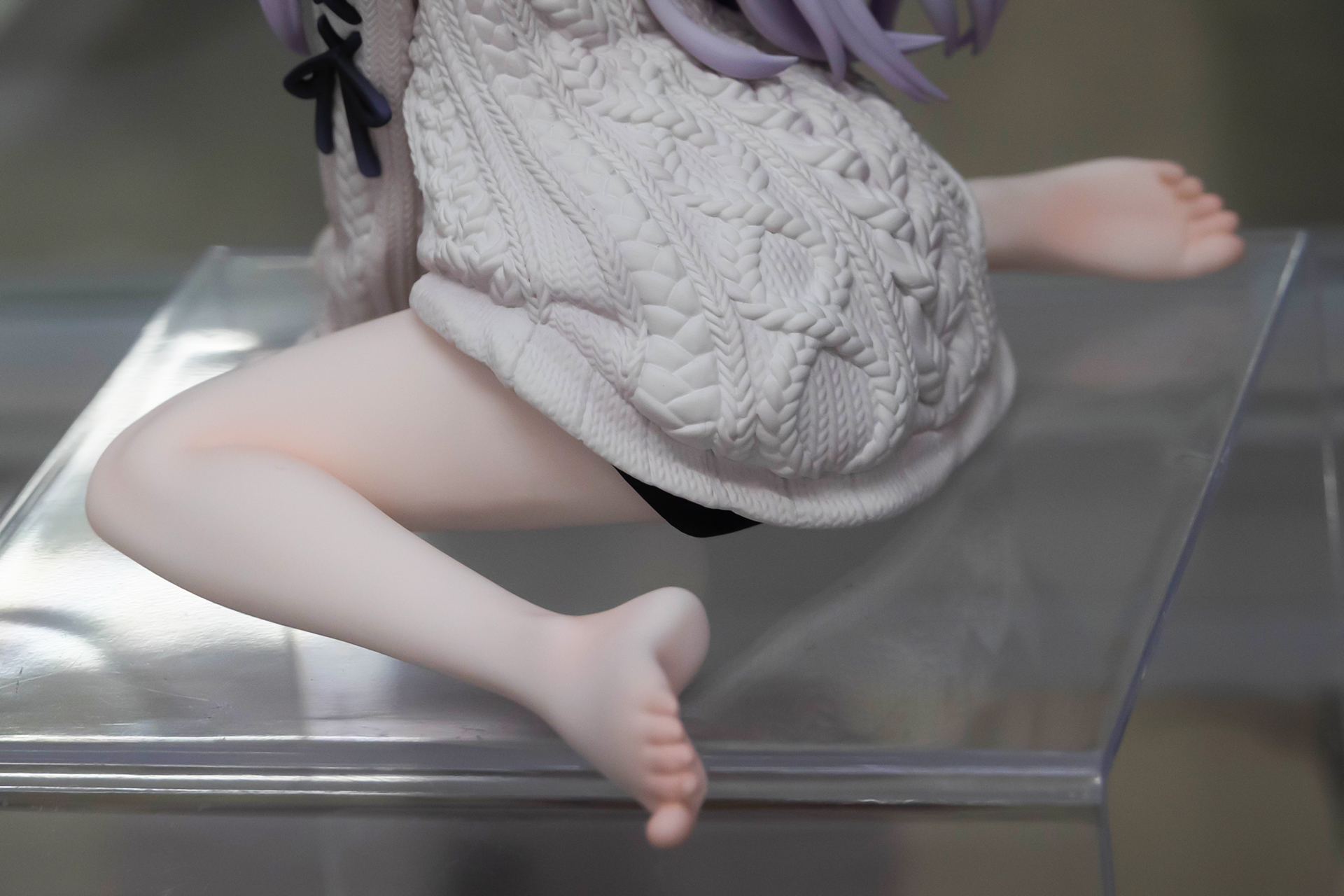 ニットワンピースの形状は本当に編んだような感じに見え、なかなかリアルだ