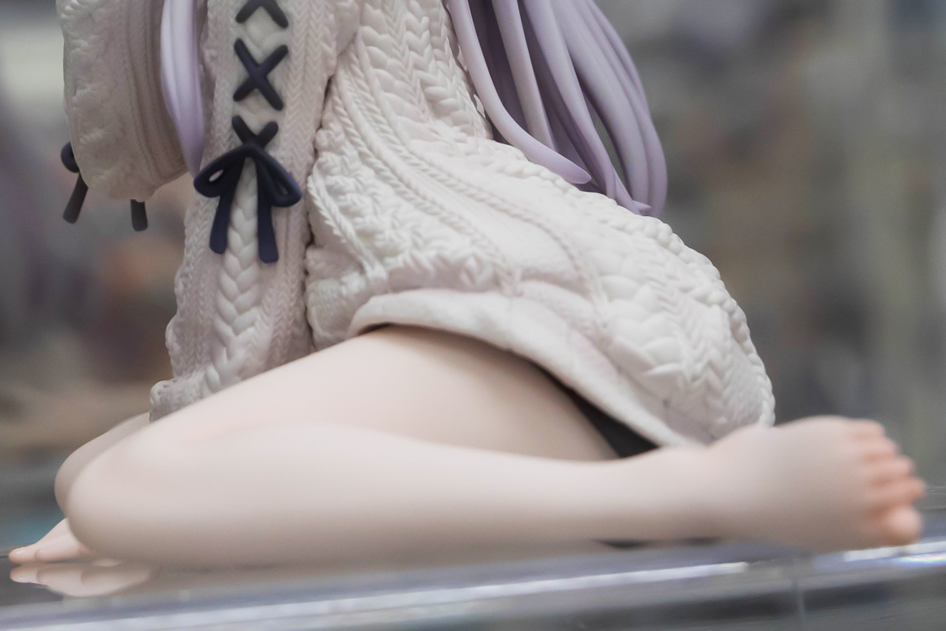 ぺたんと地べたにすわっているところに、女性らしさが出ている