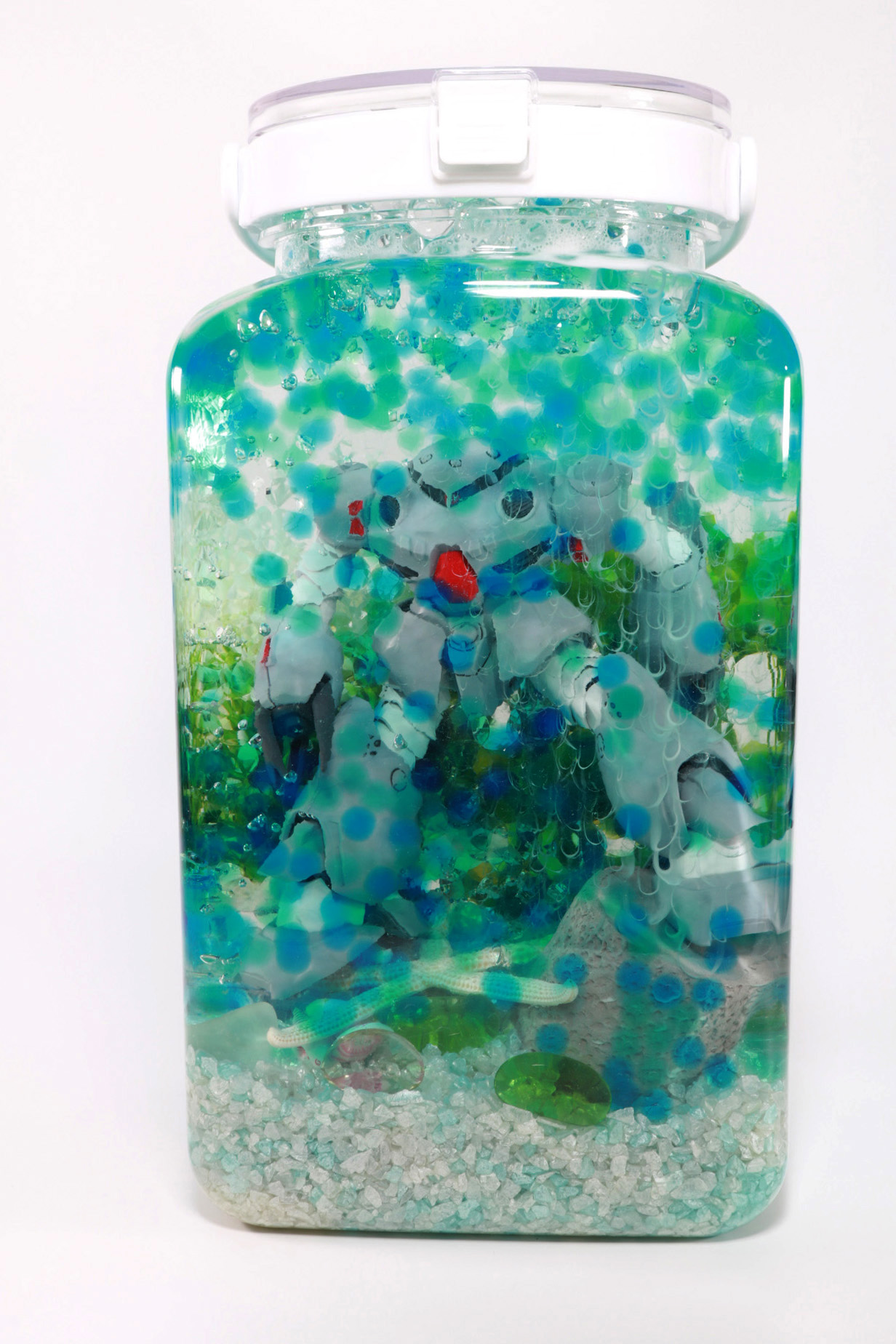 水を入れると水中のモビルスーツが姿を現す