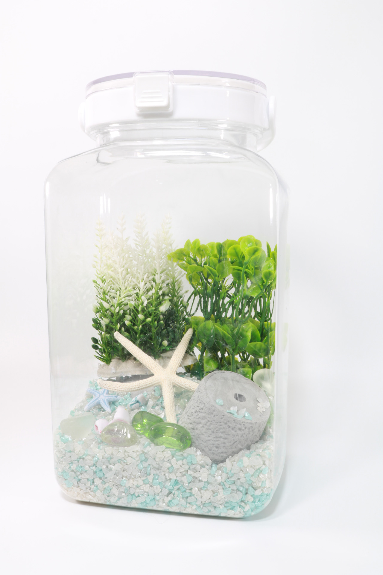 カラフルな水の世界が期待できる彩り。リアルな海というよりファンタジー色の強い光景だ