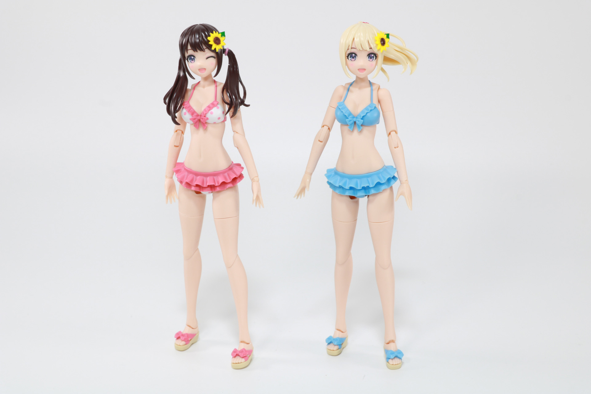 「結城 まどか【水着】」（左）と「結城 まどか【水着】ドリーミングスタイル サニースカイ」（右）