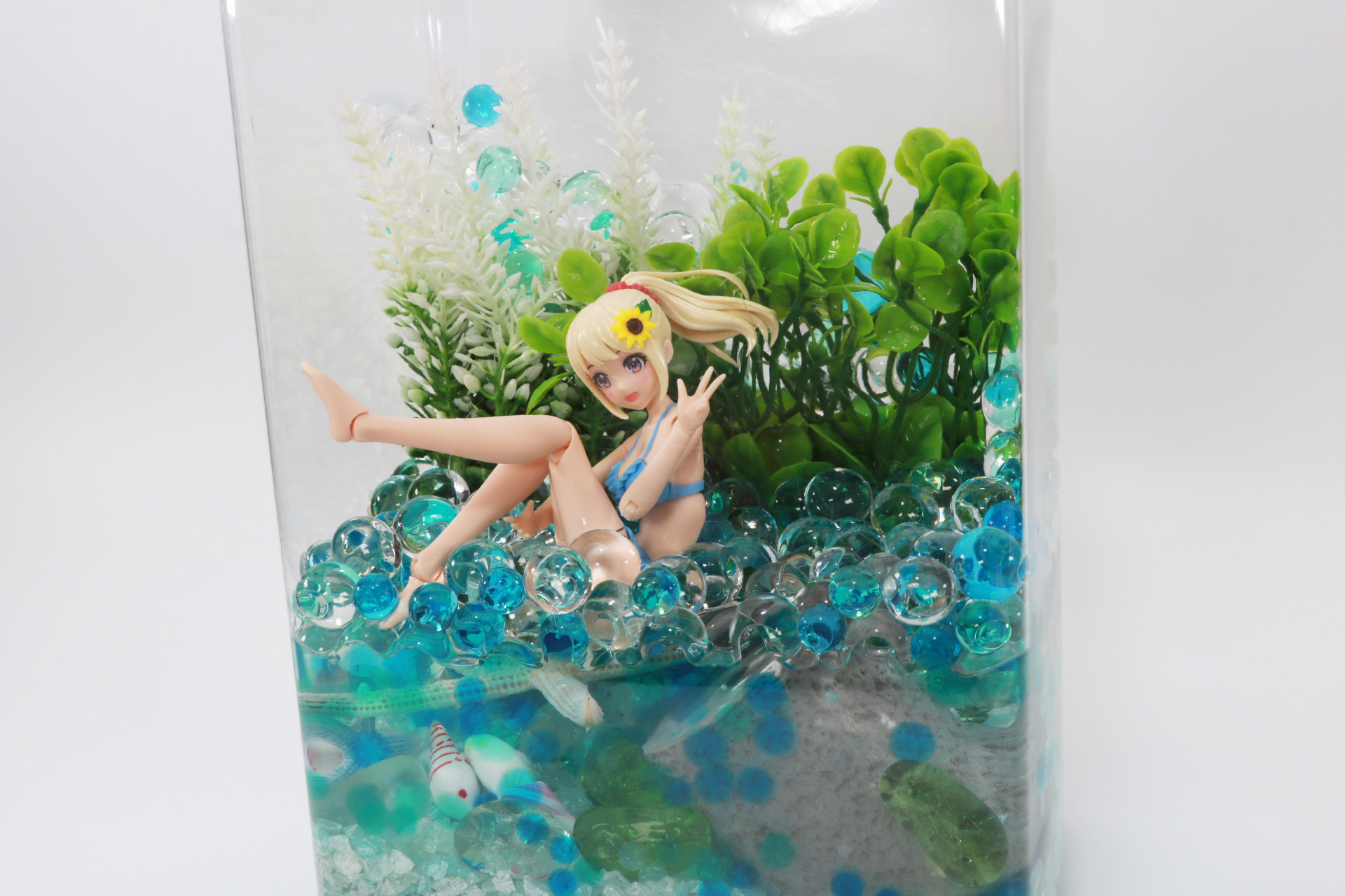 プラモデルを配置。ビーズの上に座るような形になり位置を決めたら、ビーズを足していく