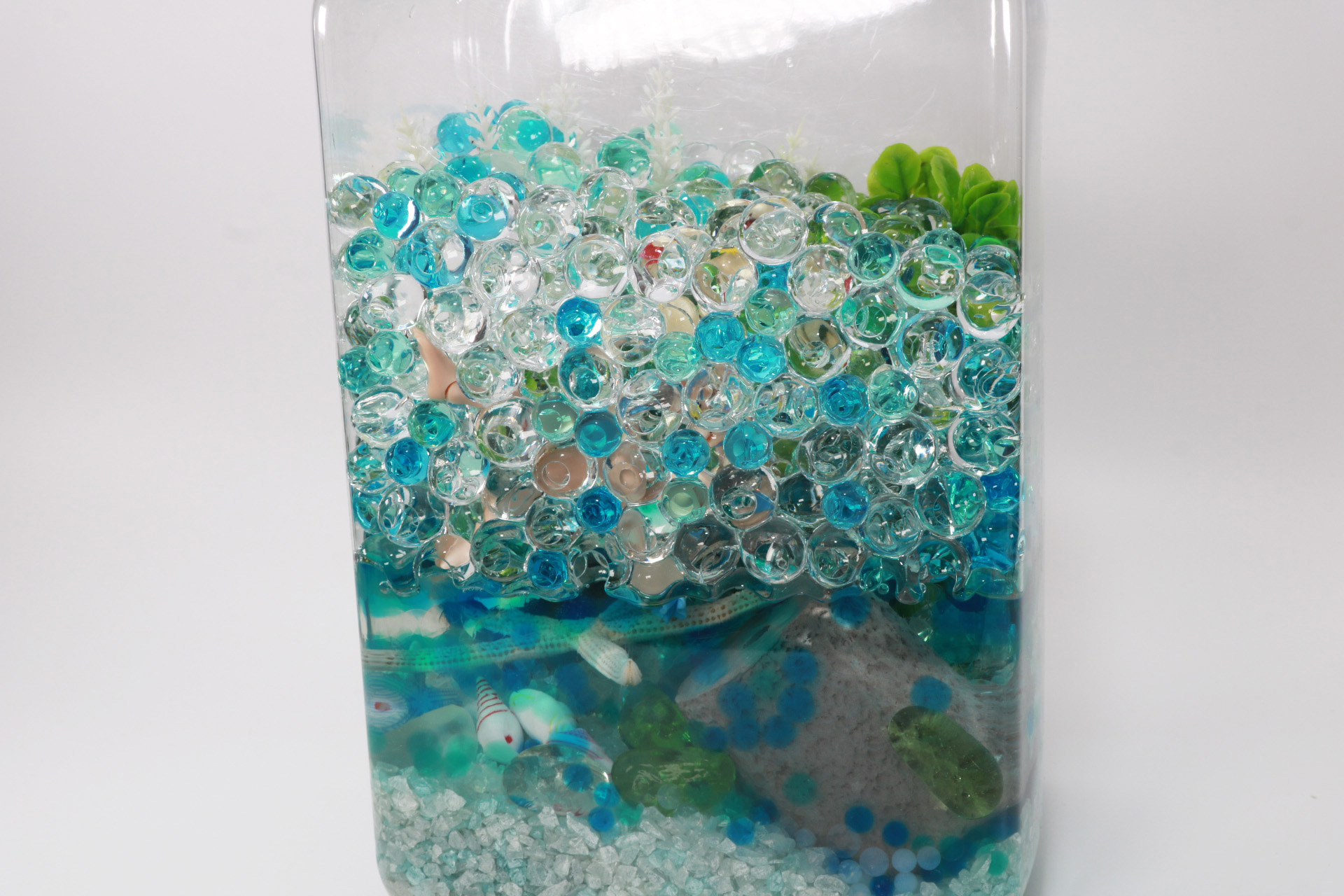 もうひとつも水中に浮かんでいるイメージで配置し、残りのビーズを入れて水を灌ぐ