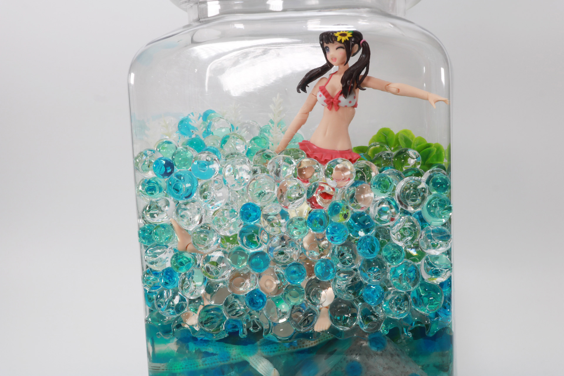 もうひとつも水中に浮かんでいるイメージで配置し、残りのビーズを入れて水を灌ぐ