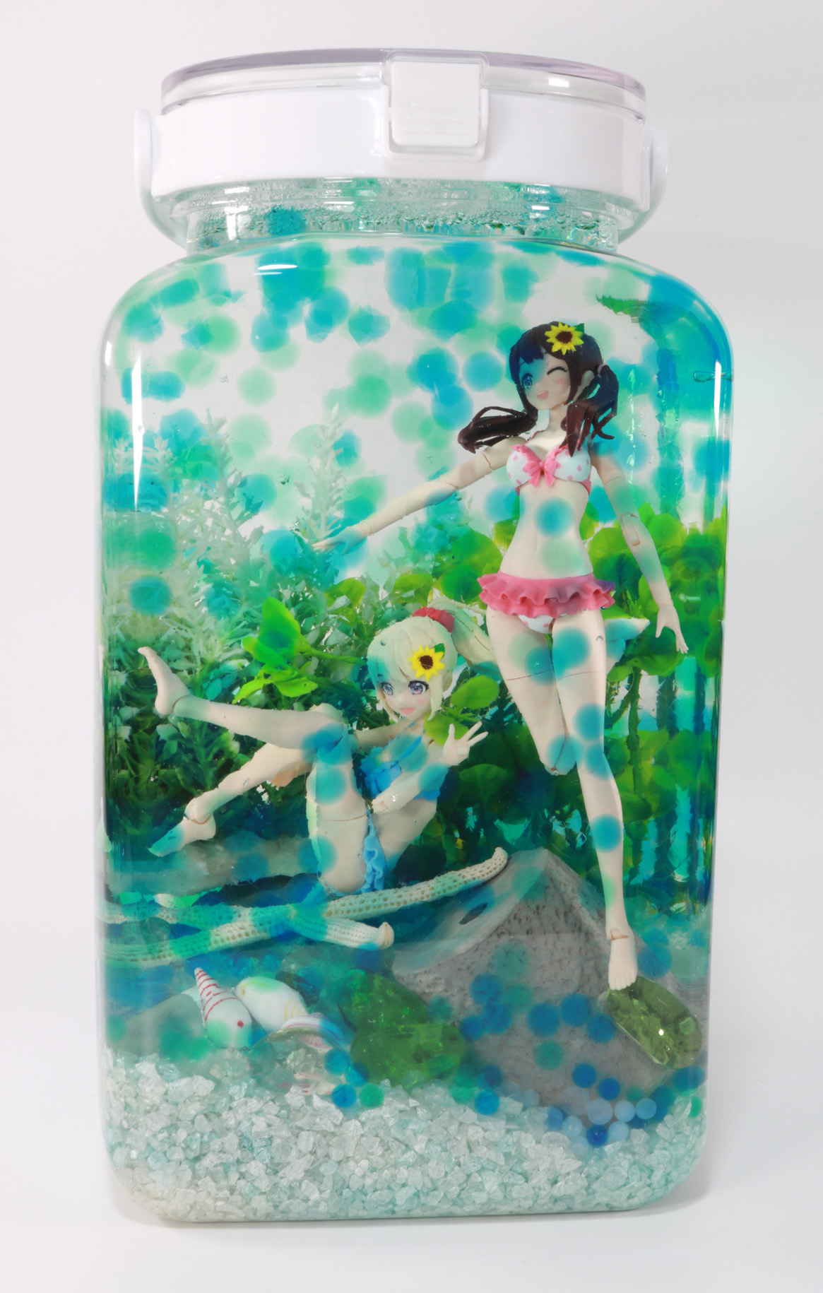 水中で優雅に遊ぶ姿を表現