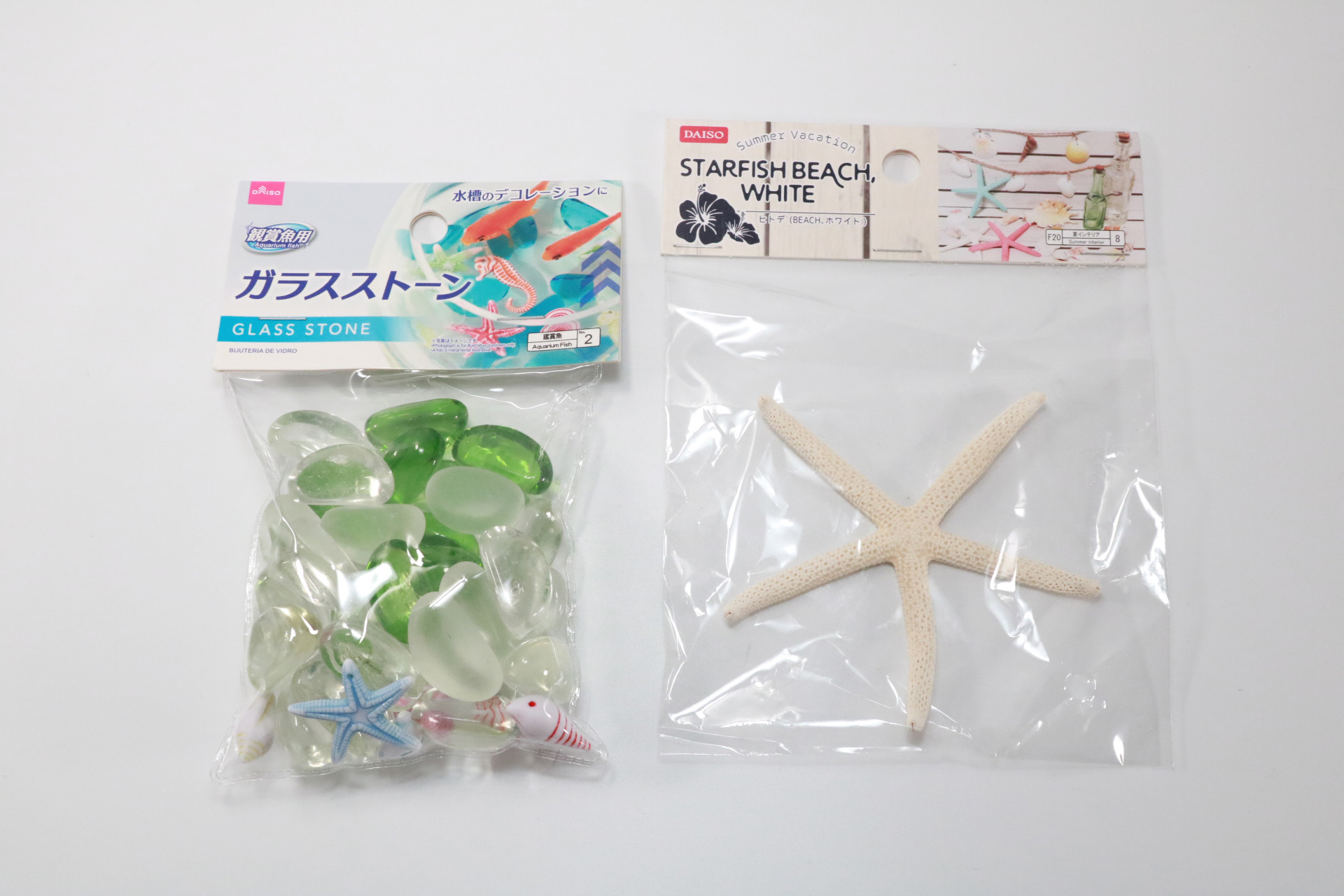 ガラスストーン（左）、ヒトデ（BEACH、ホワイト）（右） 各110円