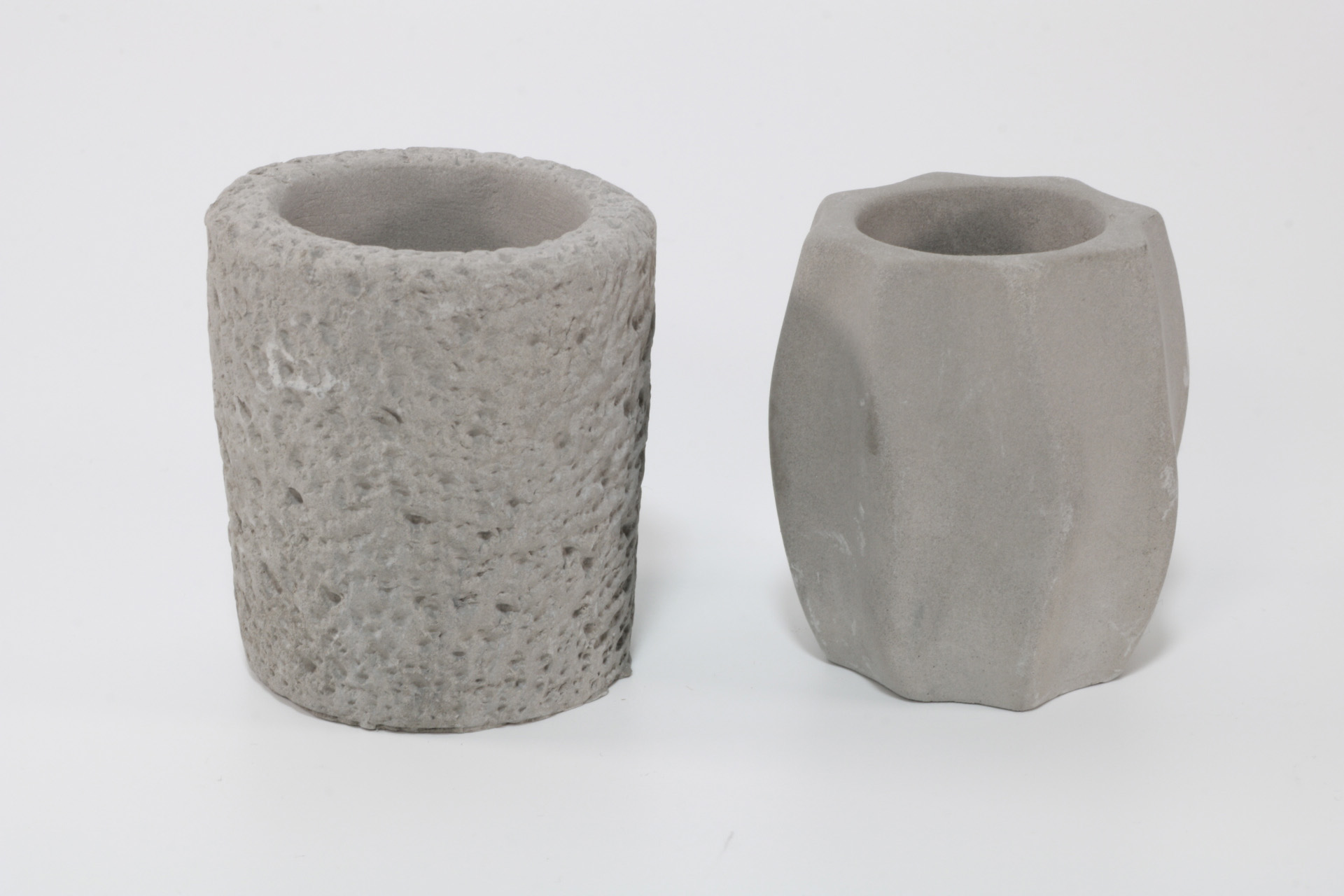 セメント鉢ミニムーンストーン(左）、セメント鉢ミニ縦ライン（右） 各110円