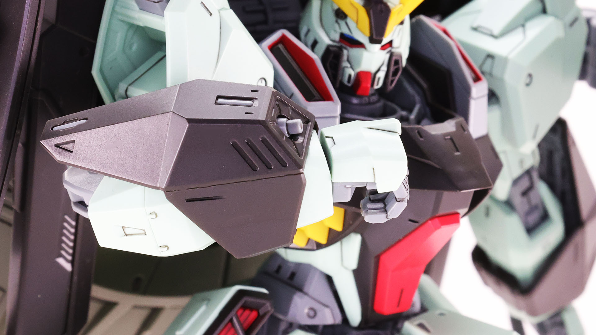 前腕に実体弾装備となる115mm機関砲「アルムフォイヤー」を装備しています