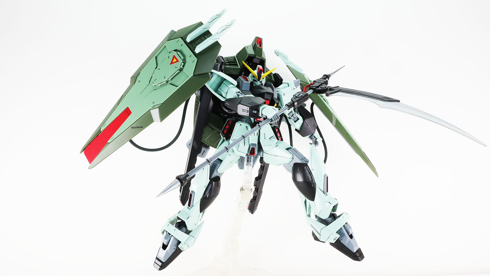 大ぶりな鎌を備えたガンダム、かっこいいです！