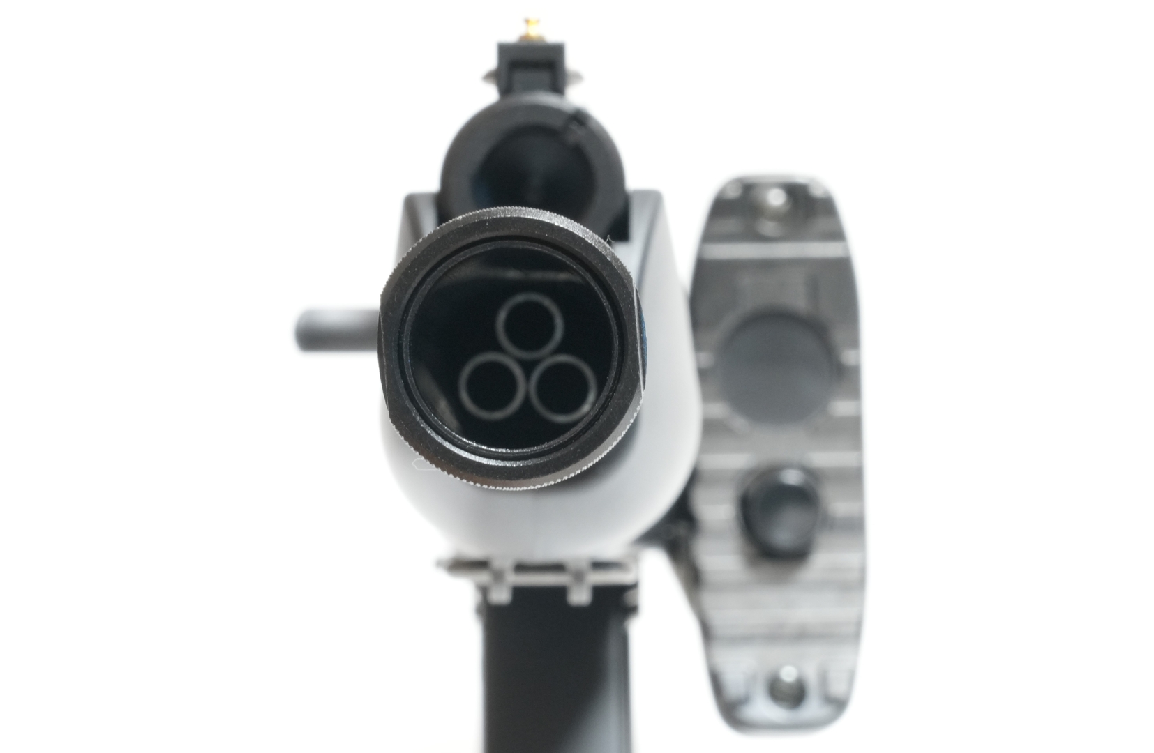 3発発射ショットガンとして、ちょうどサバゲーで使いやすいぐらいのまとまり具合だ（絶対に銃口を覗き込んではいけない）