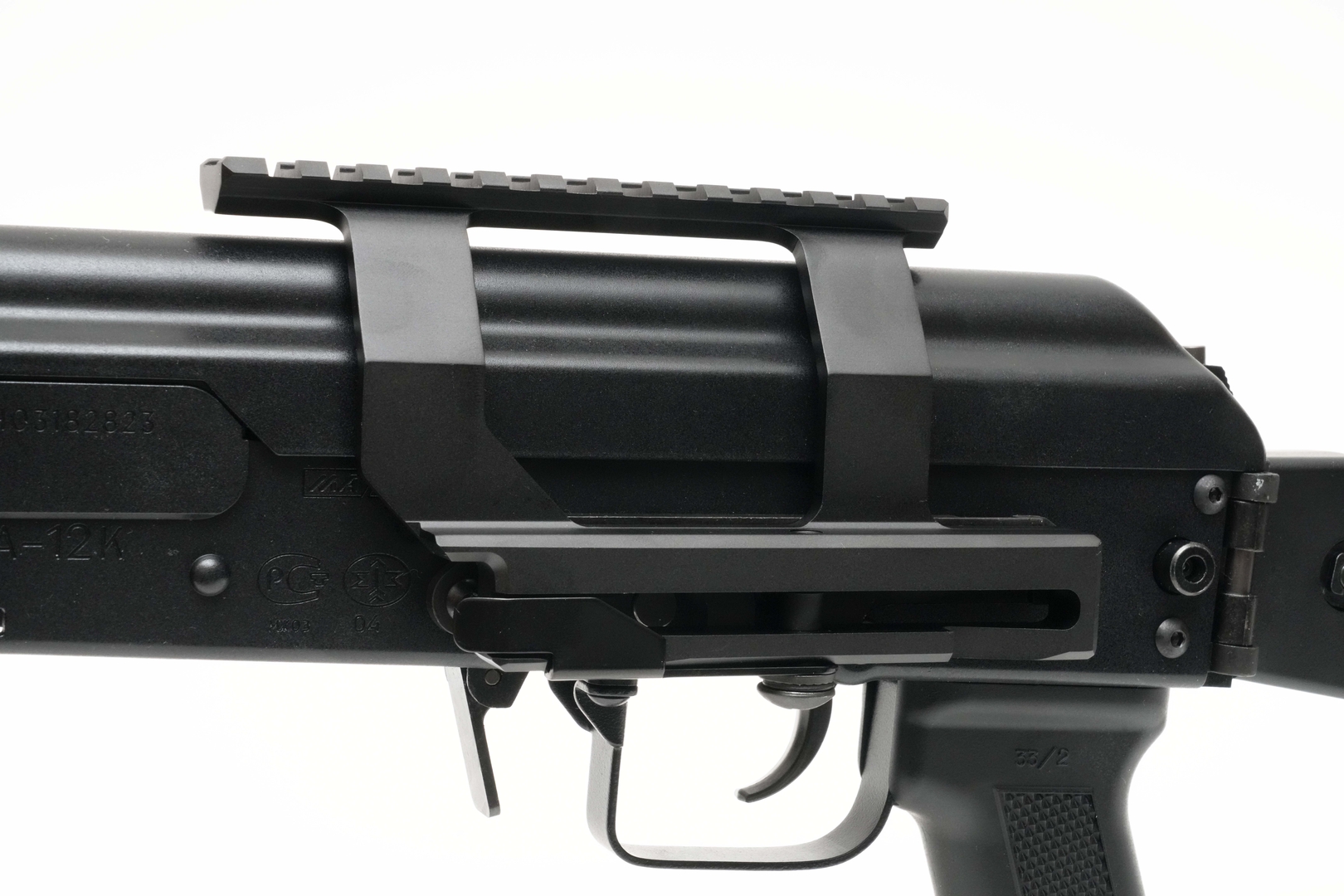 「AK74用サイドロックマウントレイル」はハイマウント気味。「マイクロプロサイト」のように背が低いドットサイトのほうが相性はよさそうだ