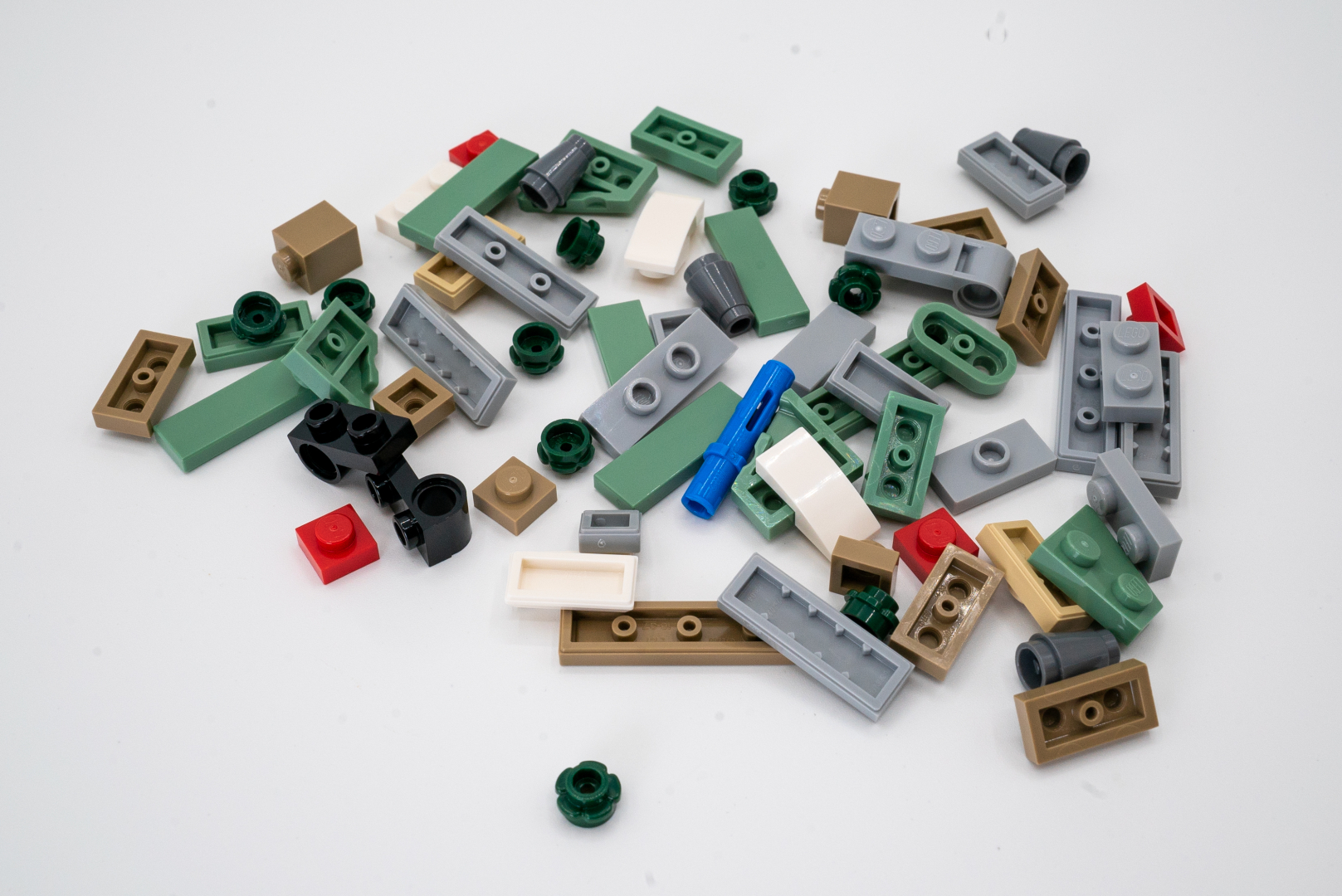 袋2の二つめは石畳のライトグレーと芝生用のサンドグリーンのパーツが増えてくる