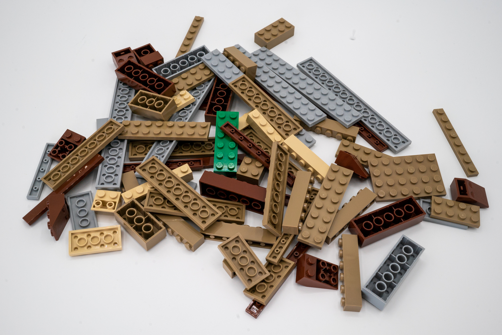 袋3も石垣用ダークタンのパーツが多い。例え見えないところでも違うカラーが使われていると隙間から見えた時によくないのだろう