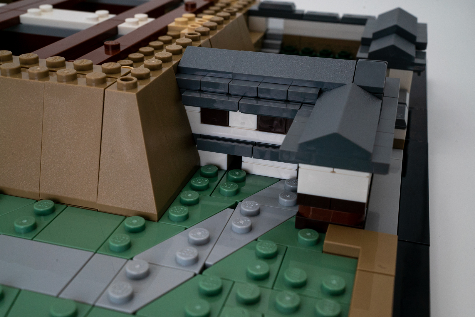 石垣から伸びる櫓が姫路城らしさを感じさせる