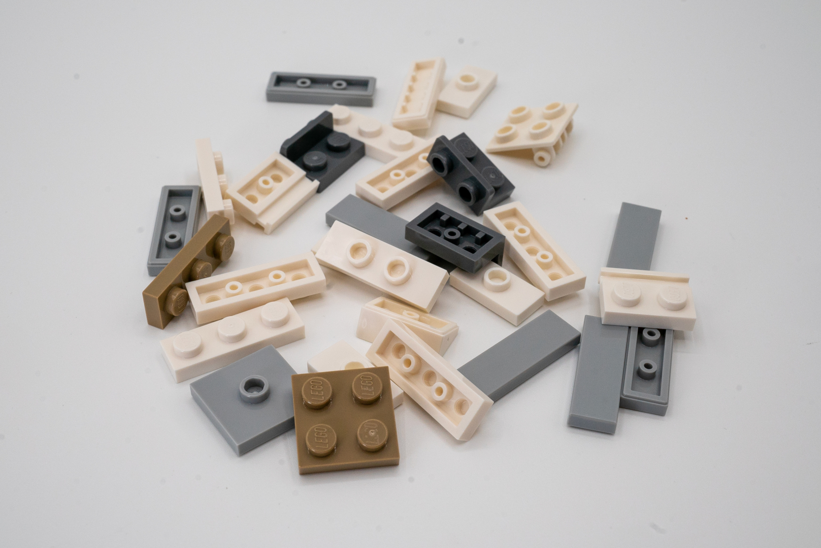 さまざまなバリエーションの白パーツ