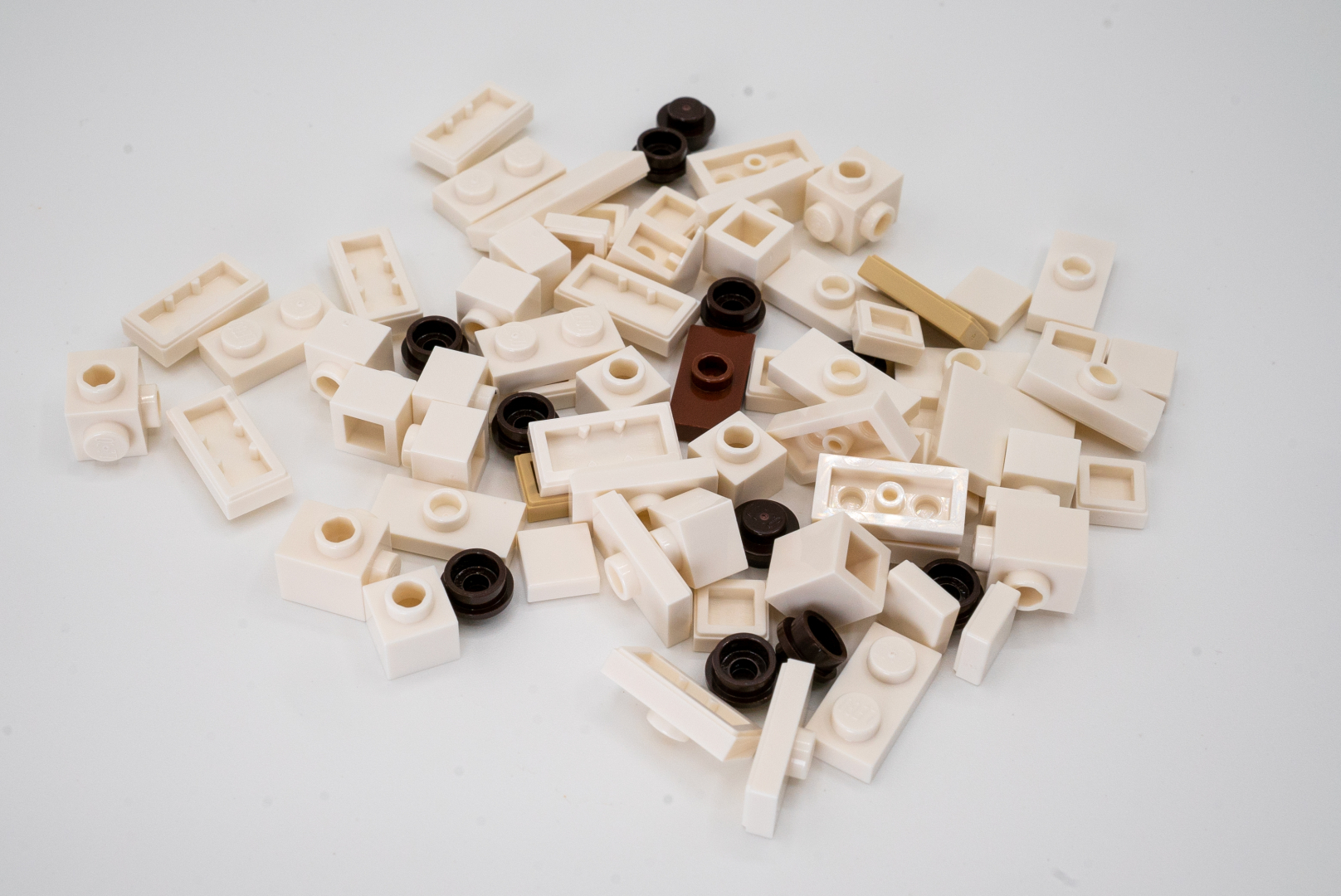 袋9には新規パーツである2プレート高さのブロックが多数入っているが、プレート2枚で代用できる部分もあるので、パーツを交換して新規パーツをとっておくのもアリ