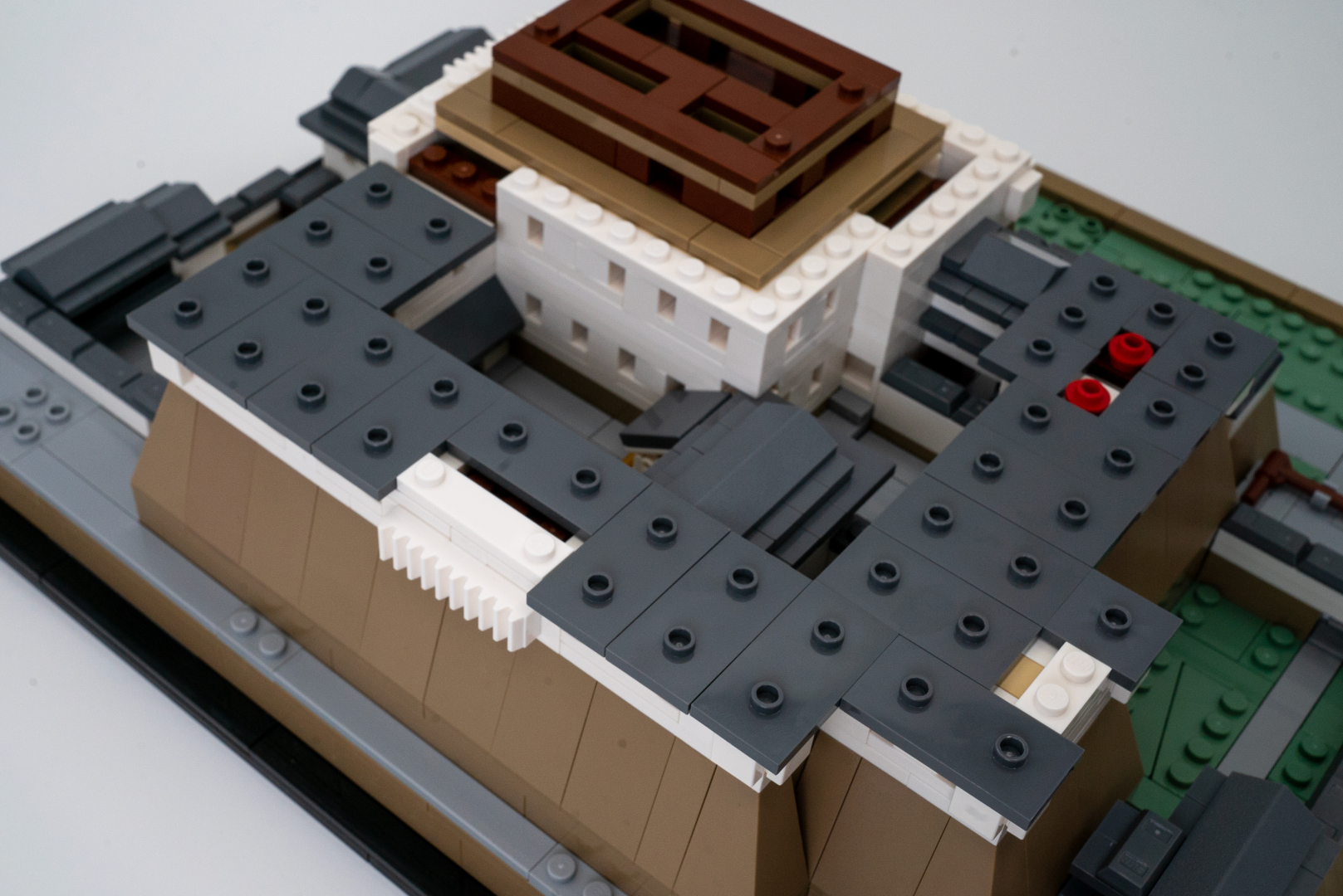 屋根となる部分を中央スタッド付きプレートで覆う。はみ出して付けるので、位置を間違えないように注意