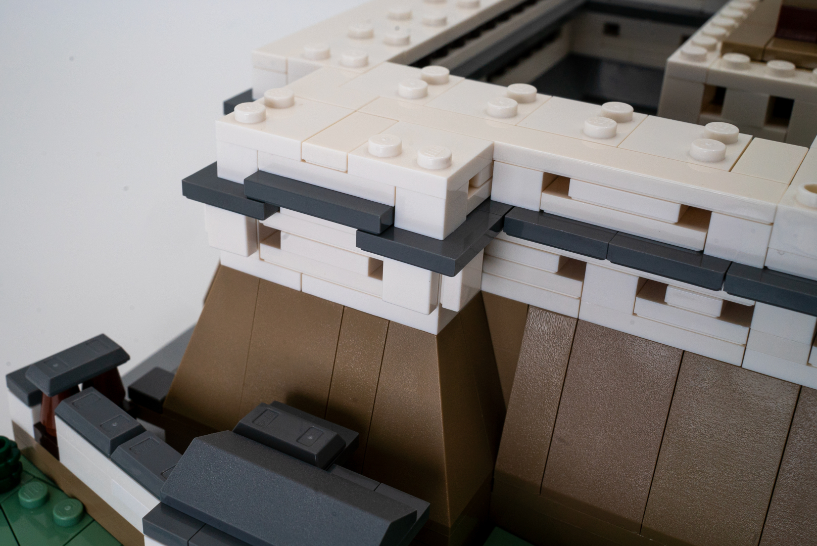 微妙に位置をズラすことで、キチンと唐破風な屋根を表現している