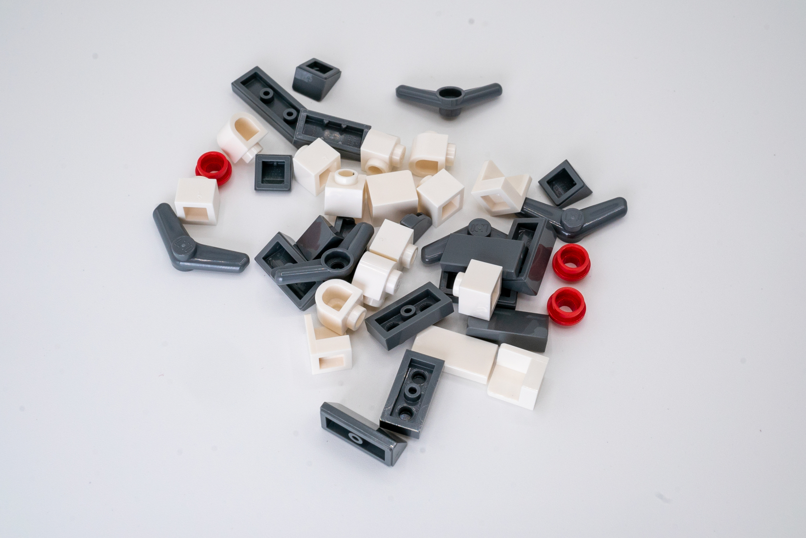 袋12の小袋はダークグレーのブーメランパーツが入ってきた。まさかこれが屋根になるなんて！