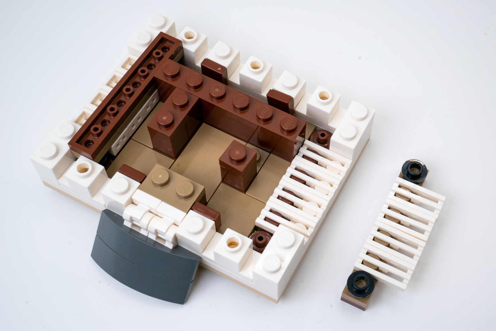 穴あきラウンドプレートと、突起のあるラウンドプレートで上下を反転させて接続するテクニックが炸裂！