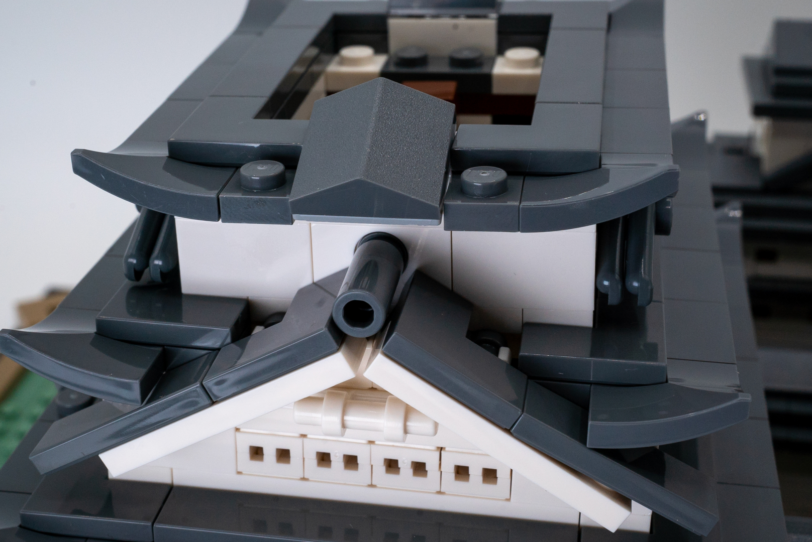 天守閣に取り付けると、なんと砲身らしき部分が屋根の最上部、冠瓦になった