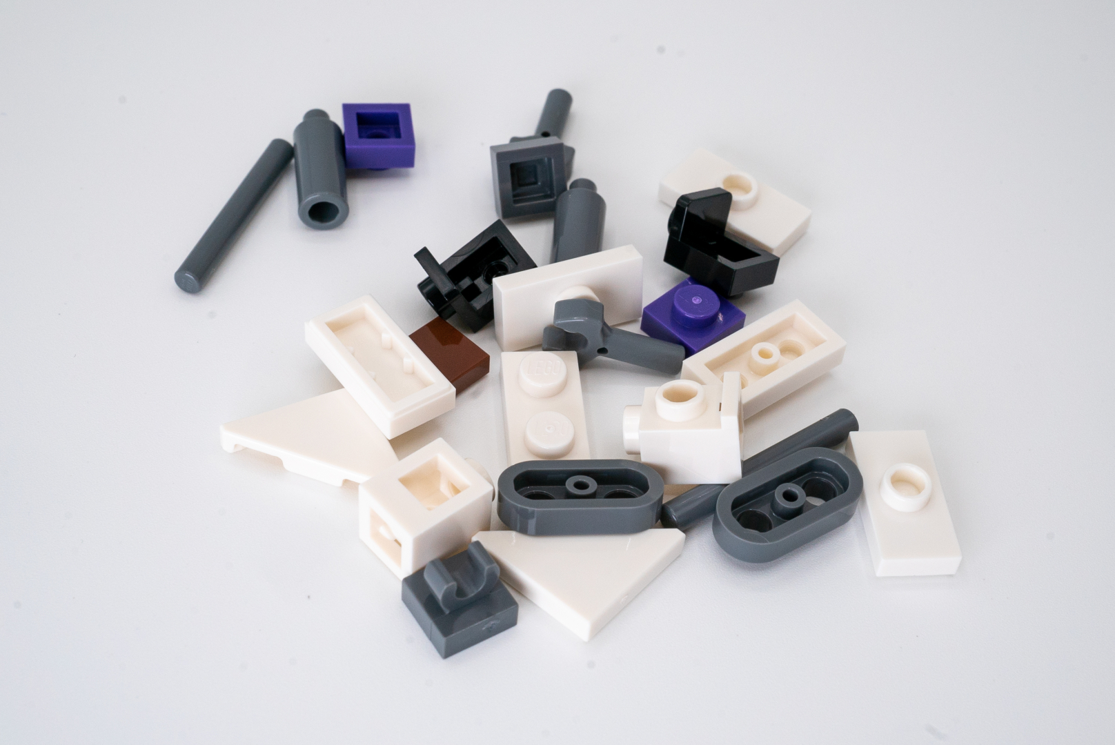 袋16の小袋は、一見何に使うかわらかないパーツが多いので、組んでいて楽しいはず！