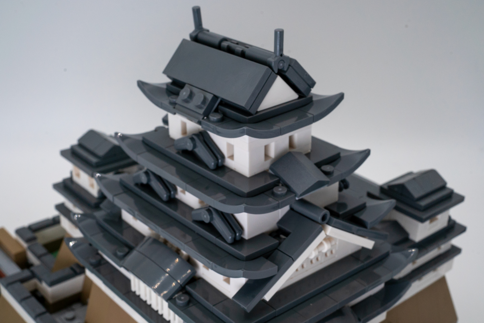 最上部を組み込んで天守閣が完成