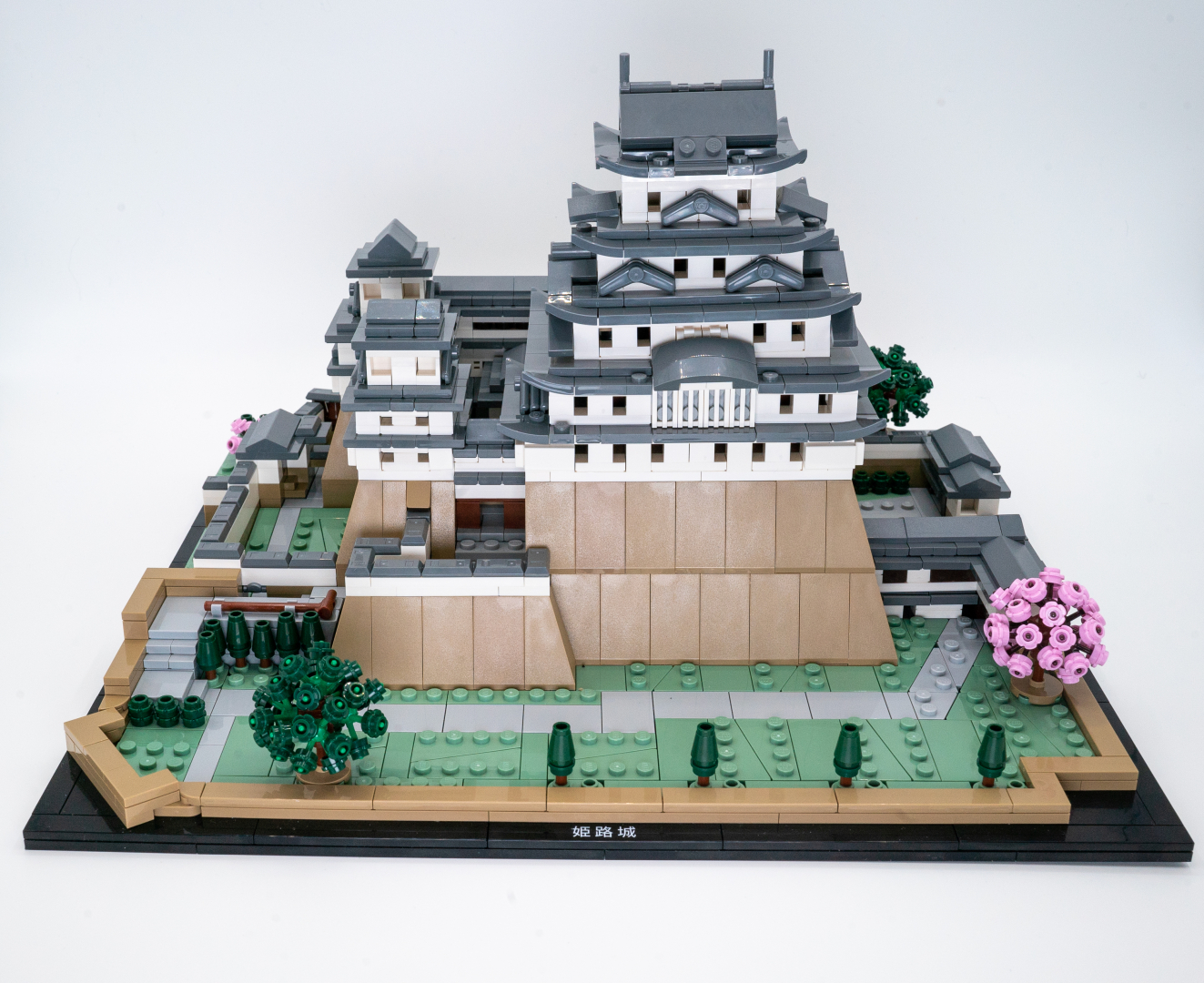 正面からの姫路城は、まさに白鷺が羽ばたいているように見える外観だ