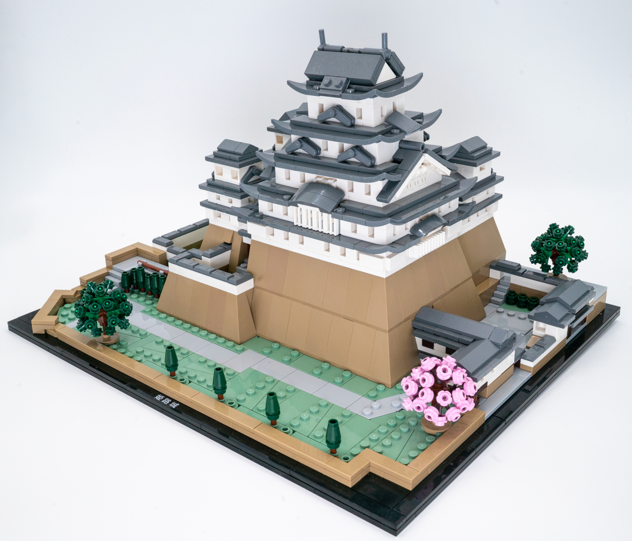 斜め横から見ると、天守閣の美しい造型がよくわかる