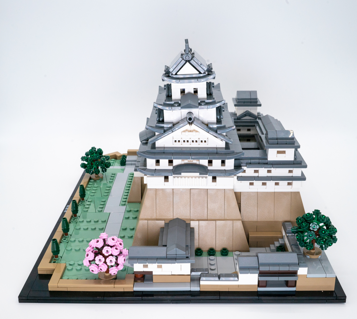 左横から見ると階層を重ねた屋根のラインが楽しめる