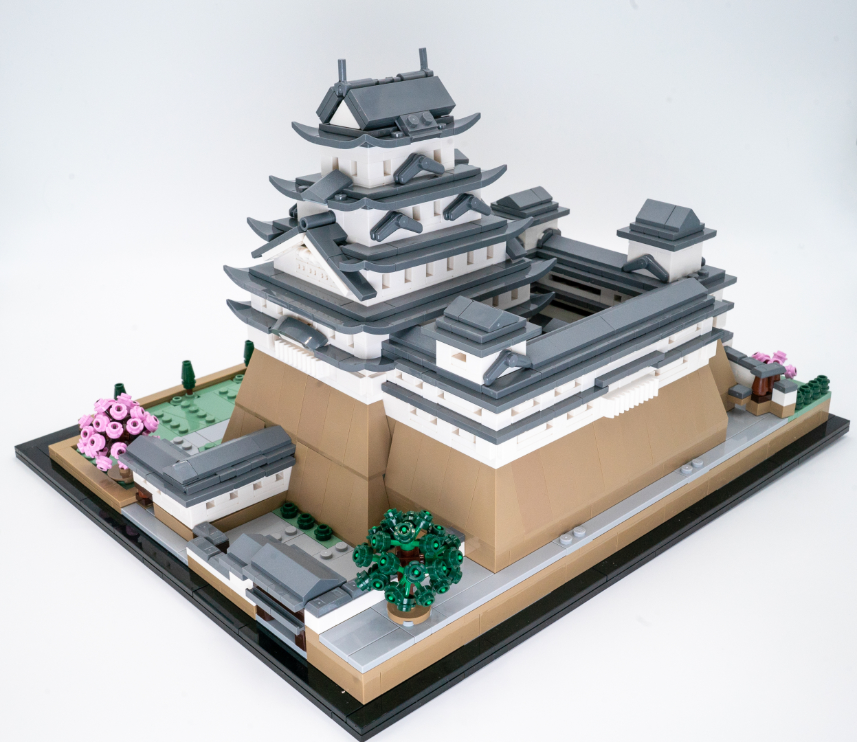 斜め後ろからの眺めは、連結式の城であることを再認識させてくれる