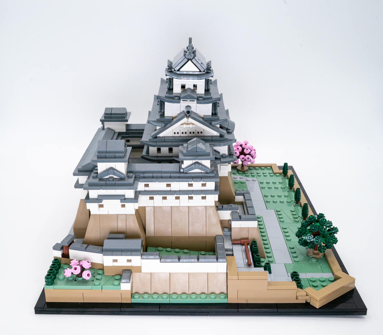 右側から見ると連結式姫路城の全体と、そこへ連なる石畳の道筋などがわかるので、登城する行列が見えてくるようだ。