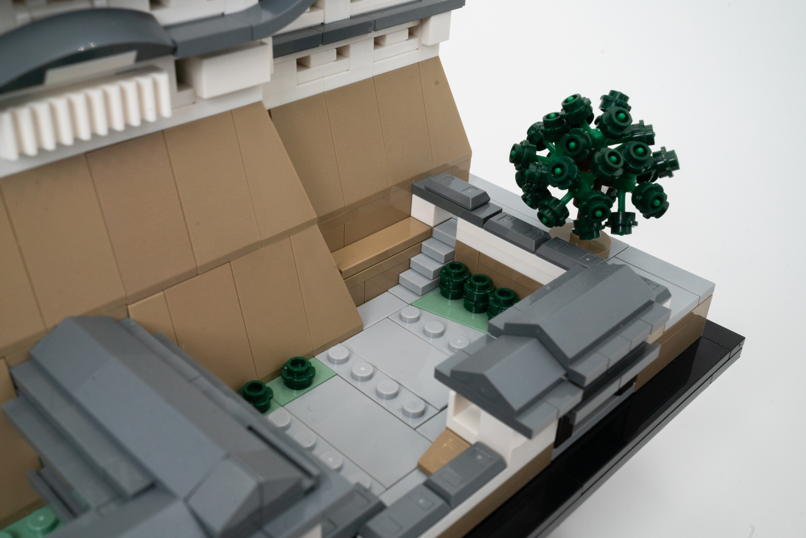 植樹することで、殺風景だった庭が生き生きとする感じに変化した！