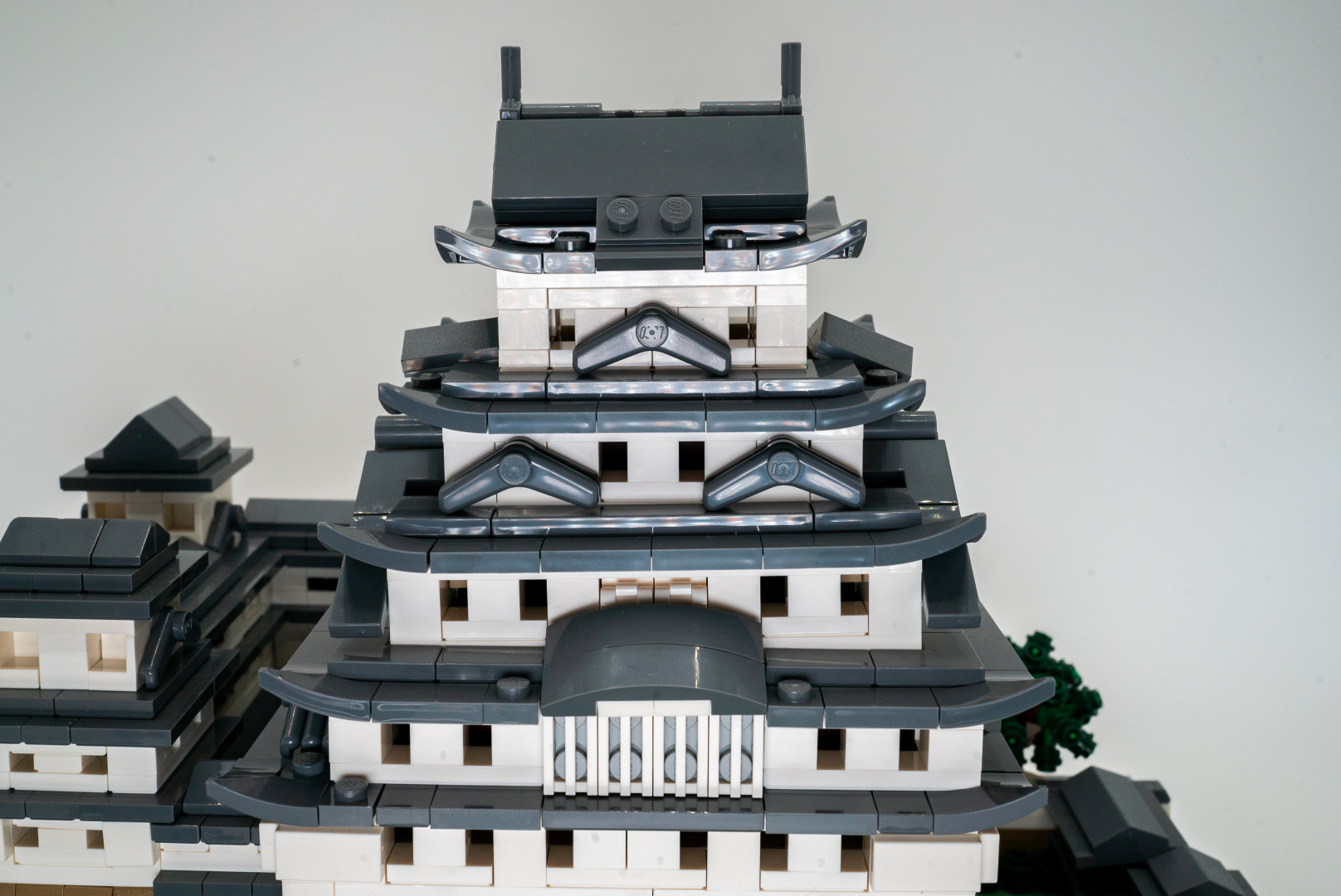 様々な形の屋根が重なり、姫路城の美しさを再確認できる