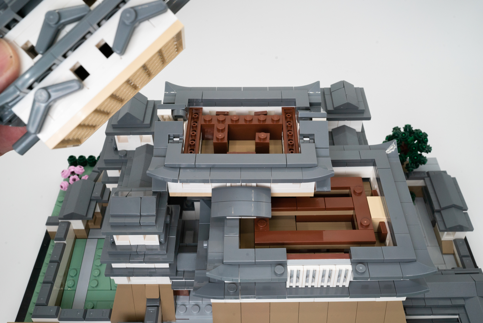 完成品を愛でるだけでなく、中を開けて楽しめるのも、この製品のポイント