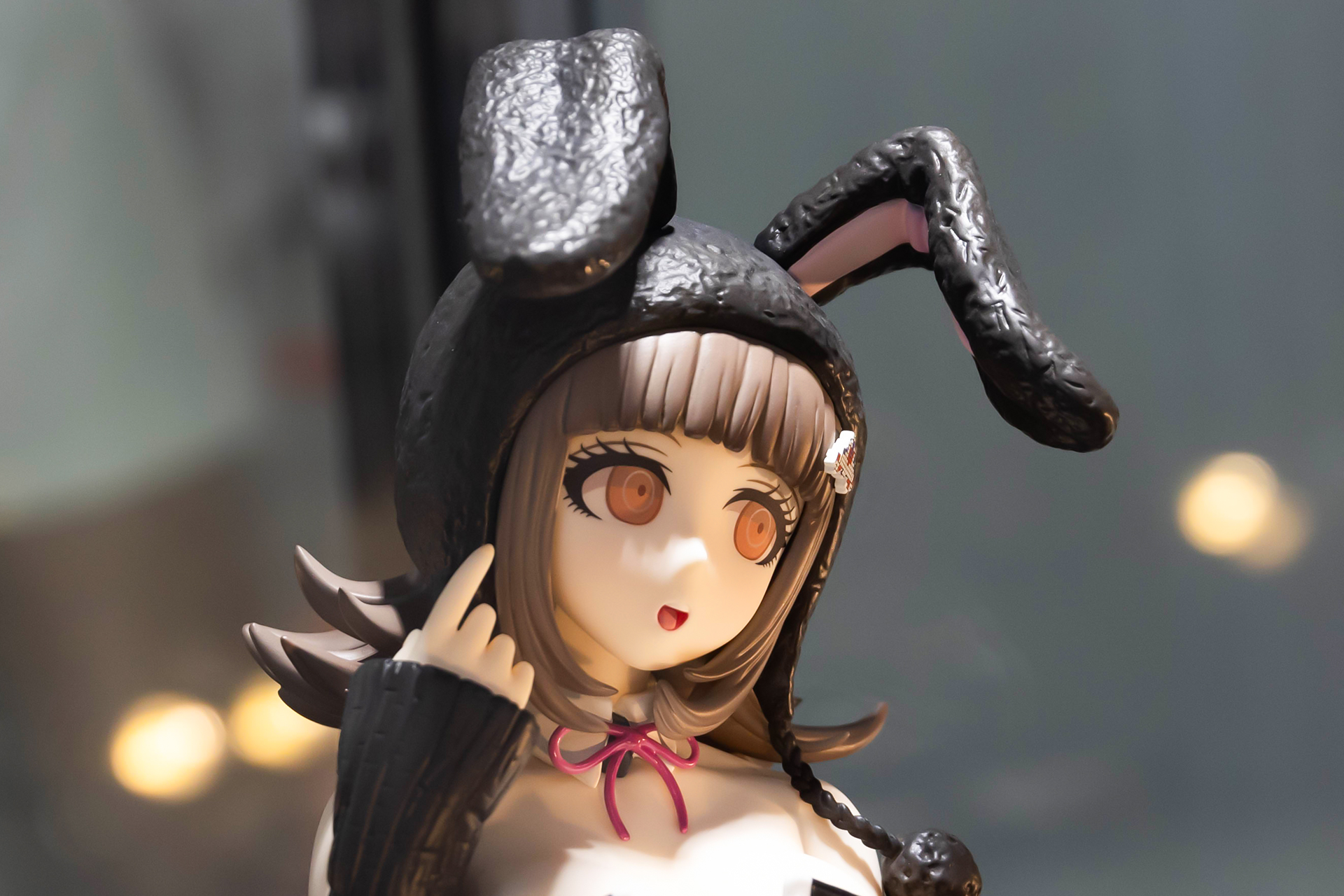 ウサギの耳部分は、前に垂れ下がっているような形になっている