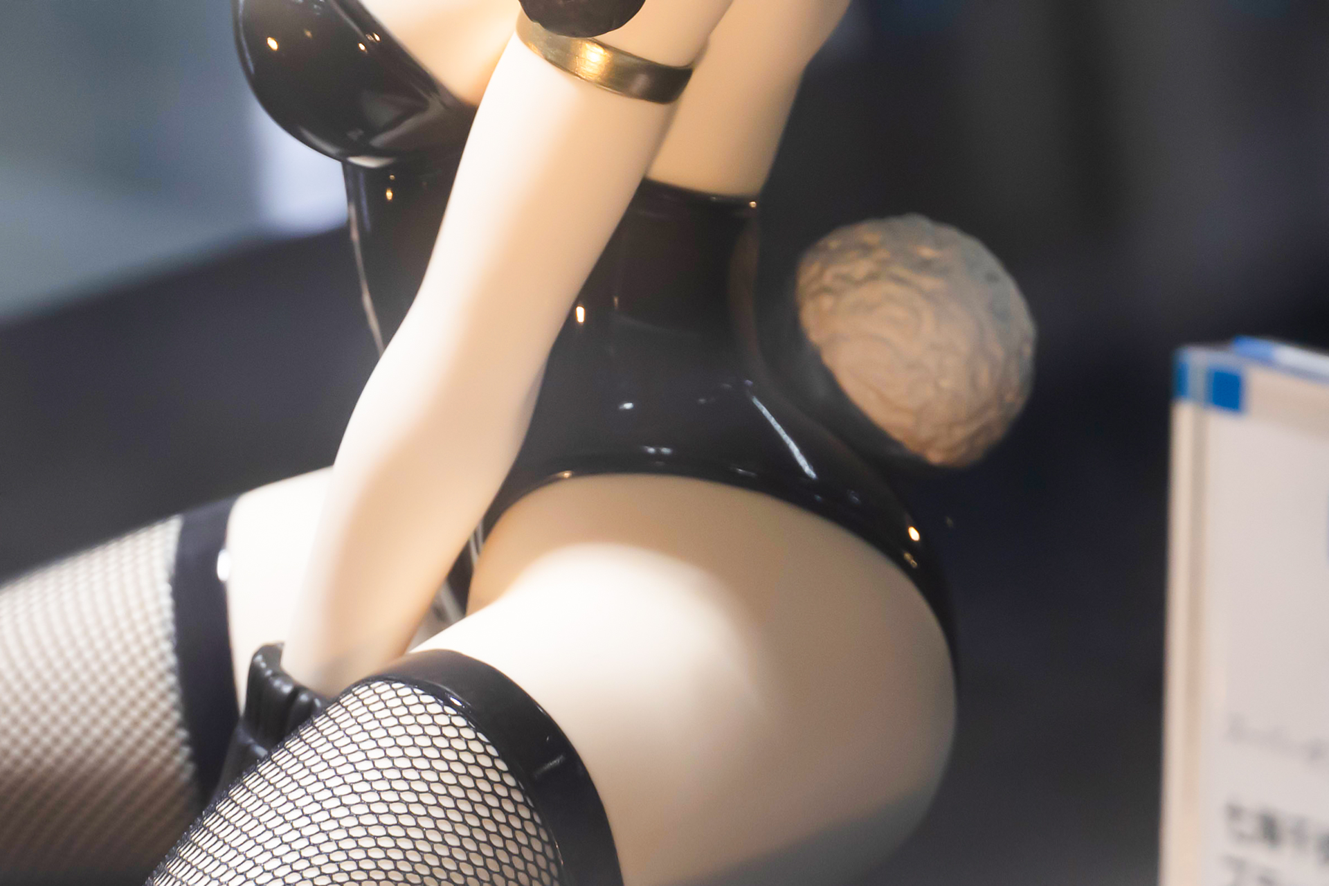 お尻の辺りには、白いボンボンが付けられている