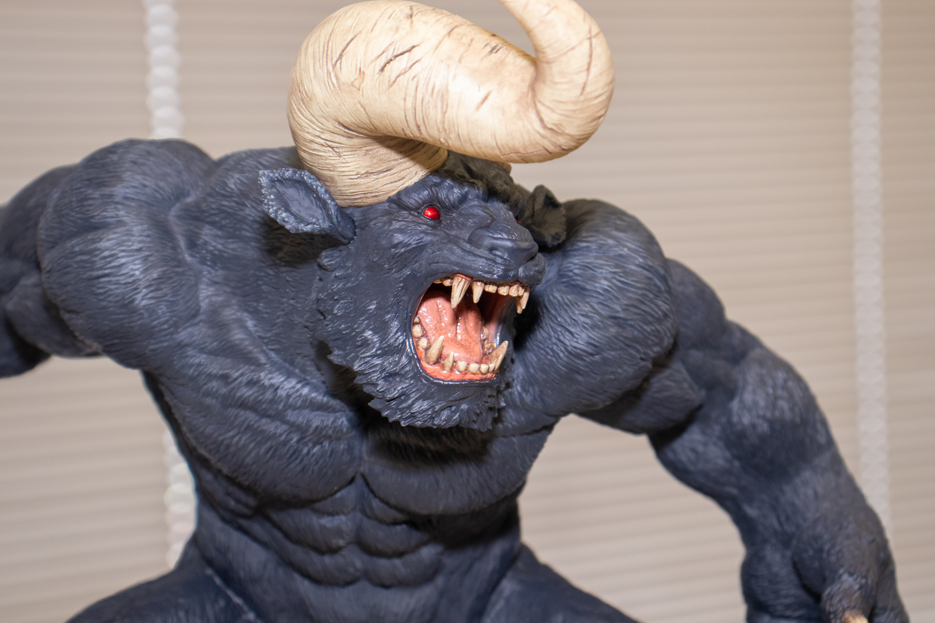 (C)三浦建太郎・スタジオ我画／白泉社