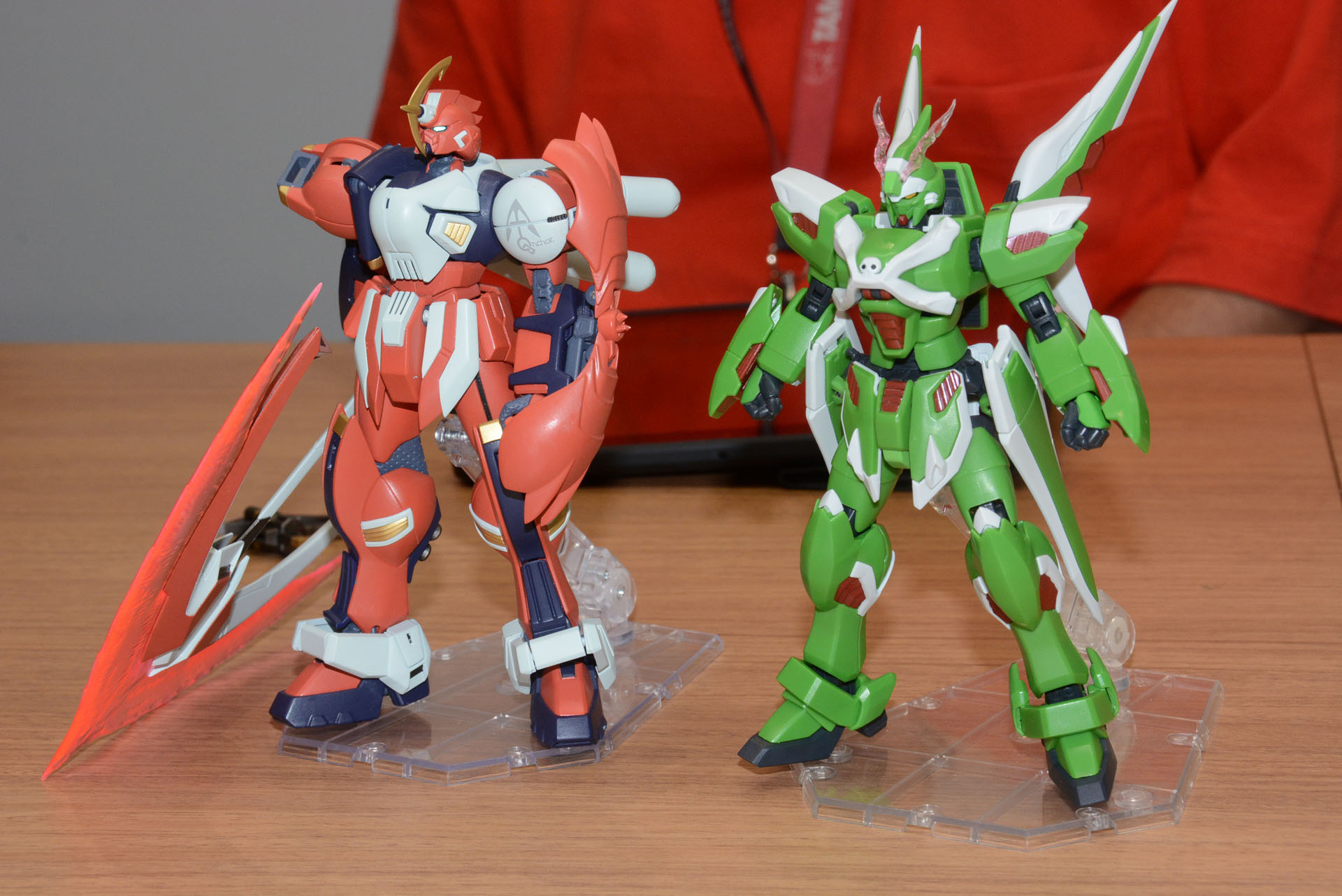 「ROBOT魂＜SIDE MS＞アンカーガンダム」（左）と「ROBOT魂 ＜SIDE MS＞ ファントムガンダム」（右）