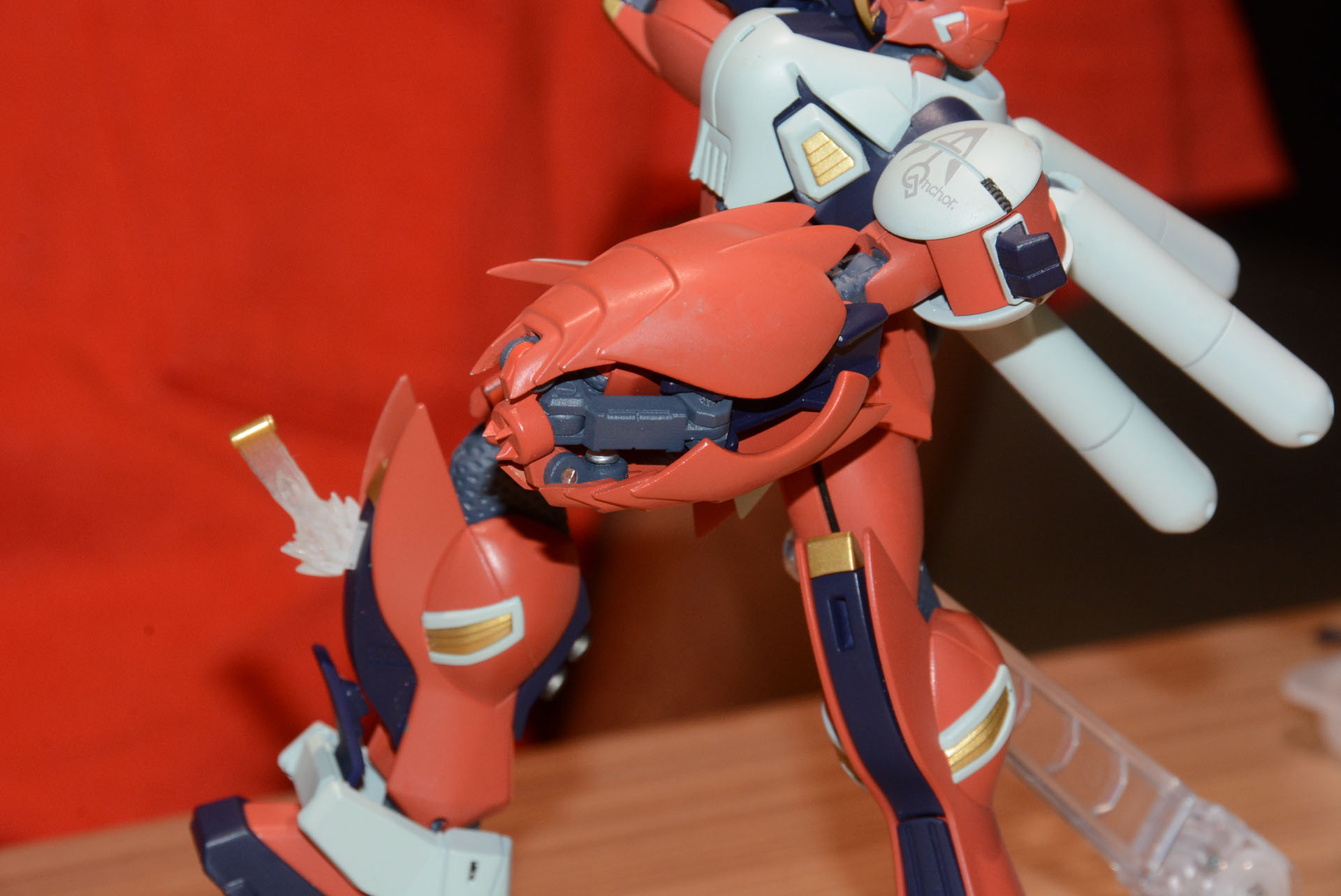 左腕を覆う巨大なナックルガードのような展開機構