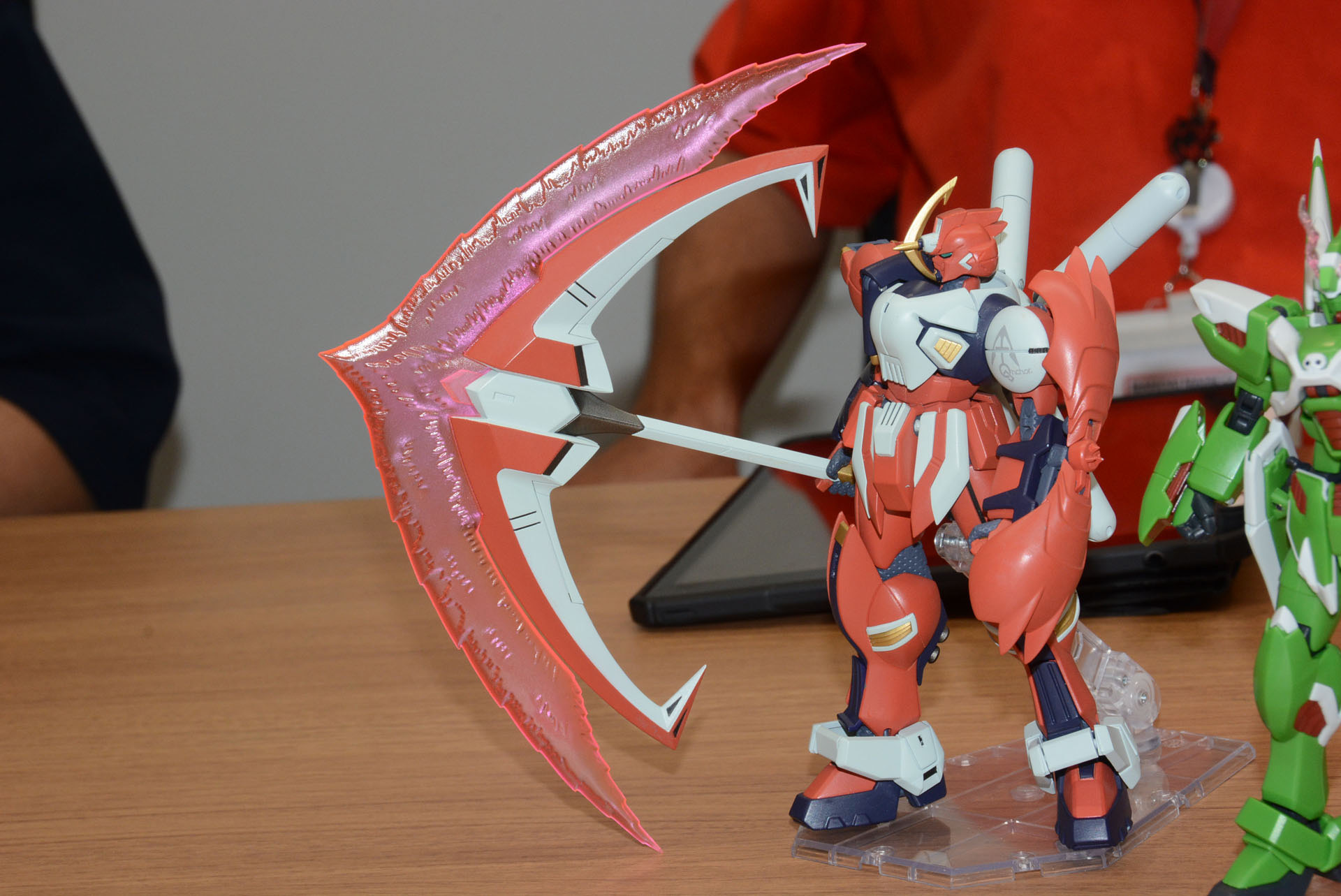 巨大な武器イカリマル。幅が「ROBOT魂＜SIDE MS＞アンカーガンダム」の本体の全高に匹敵する迫力ある造形となっている