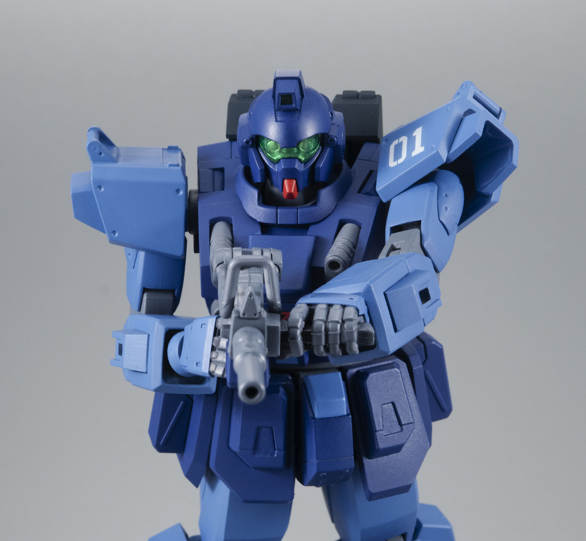 正面から見たバイザーが広い“ジム顔”がこちら