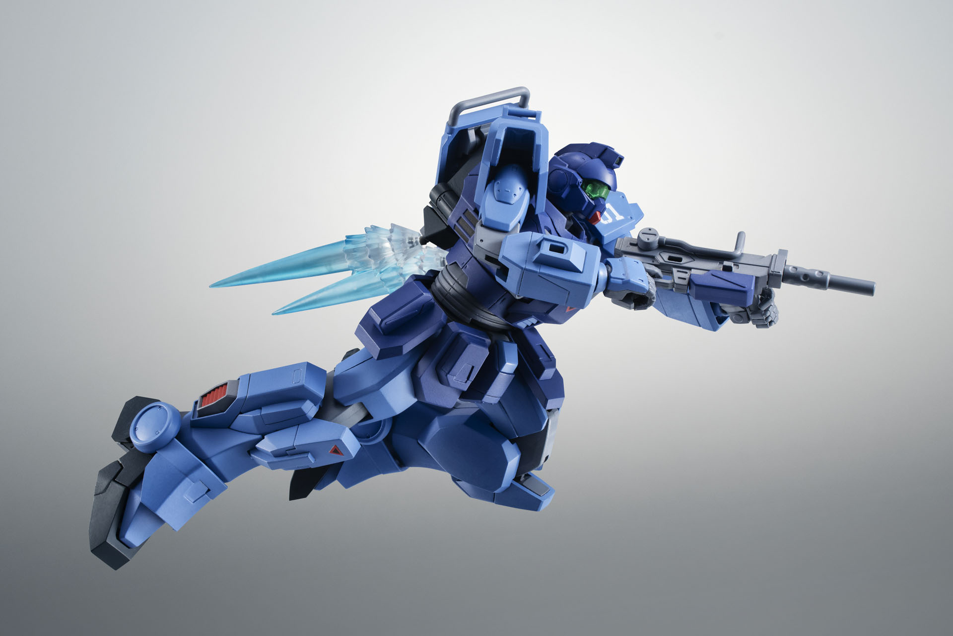 武装はビーム・サーベルの他、ブルパップ・マシンガンと100mmマシンガン、ショート・シールドが付属する