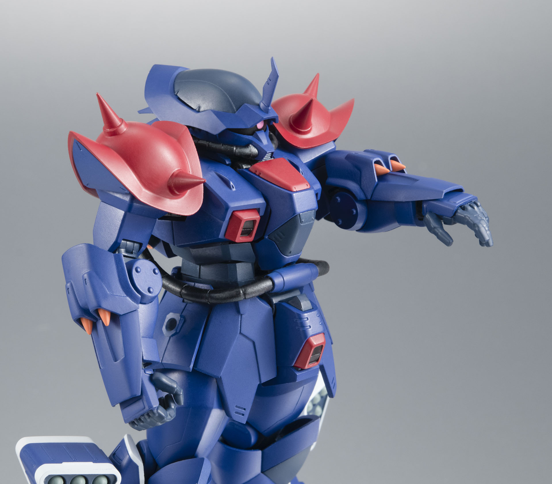 青と赤のコントラストが映える機体