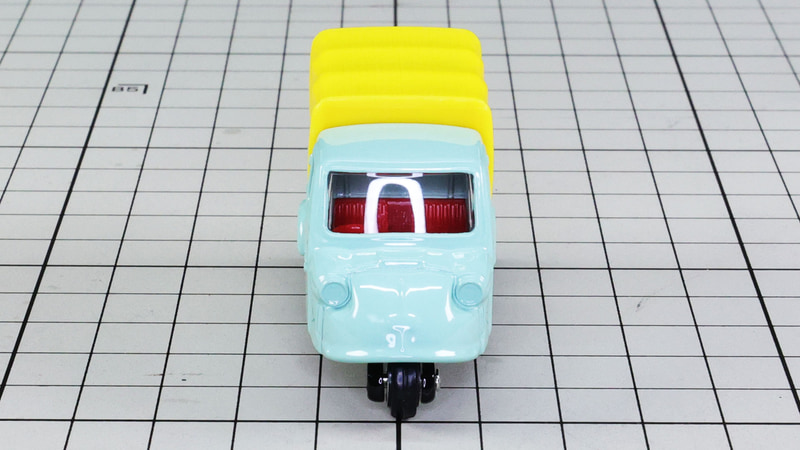 フロント：一輪の前輪が特徴