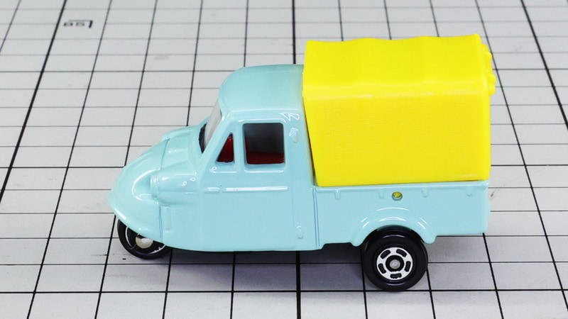 サイド：幌の荷台がはたらく車であることを象徴します