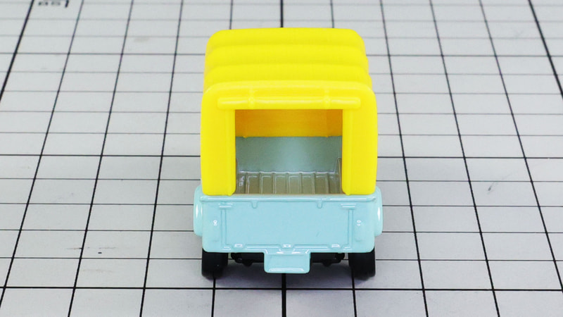 リア：幌の後ろ側は巻き上げられています