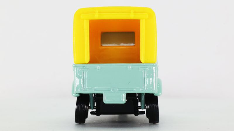 幌の後端は巻き上げられ、奥には窓のくりぬきが見えます